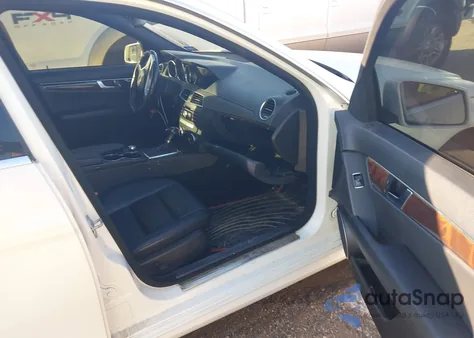 2012 Mercedes-Benz C 300 Sport 4Matic z USA, uszkodzony, nr VIN WDDGF8BB1CR192013